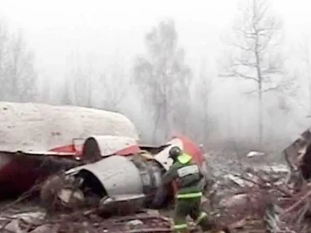 2010年，波兰总统专机坠毁于俄罗斯，88位国家高层一天内全部团灭（组图） - 17