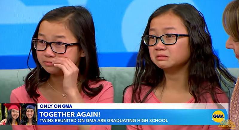 中国双胞胎姐妹被不同家庭收养，10岁时重逢，今年高中毕业再聚首（组图） - 2
