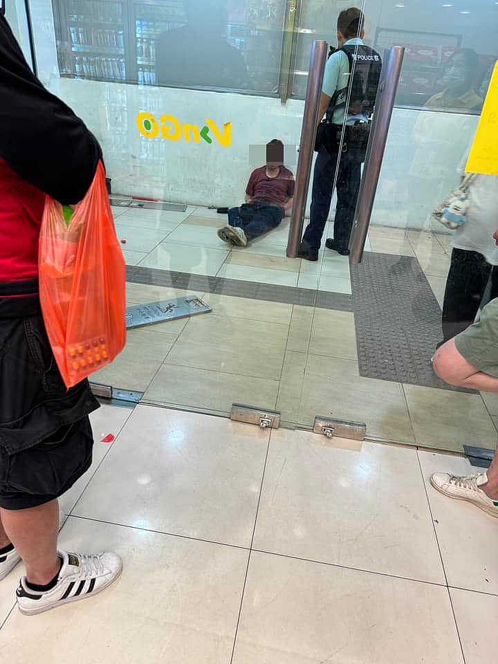 香港沙田水泉澳广场男子闯快餐店斩人遭途人制服，4人受伤有孕妇受惊（组图） - 2