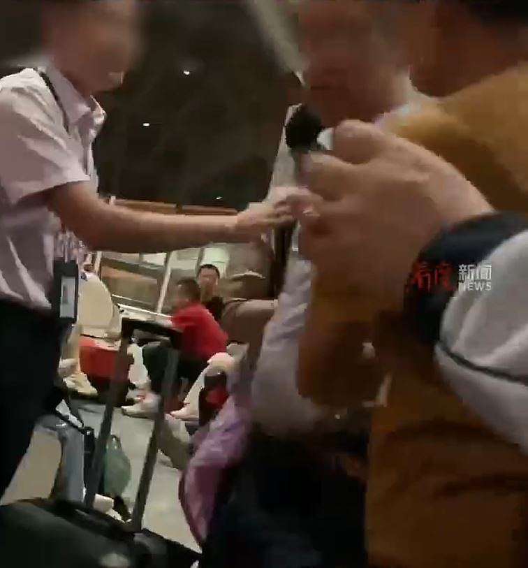 “你的包占位了！”醉酒官员机场失控闹民众，有人抢手机阻拍摄视频画面曝（视频/组图） - 3
