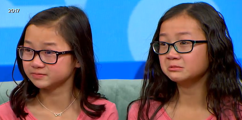 一见面眼泪就忍不住了！中国双胞胎姐妹被两个美国家庭收养，10年后重逢现场所有人都哭了（组图） - 3