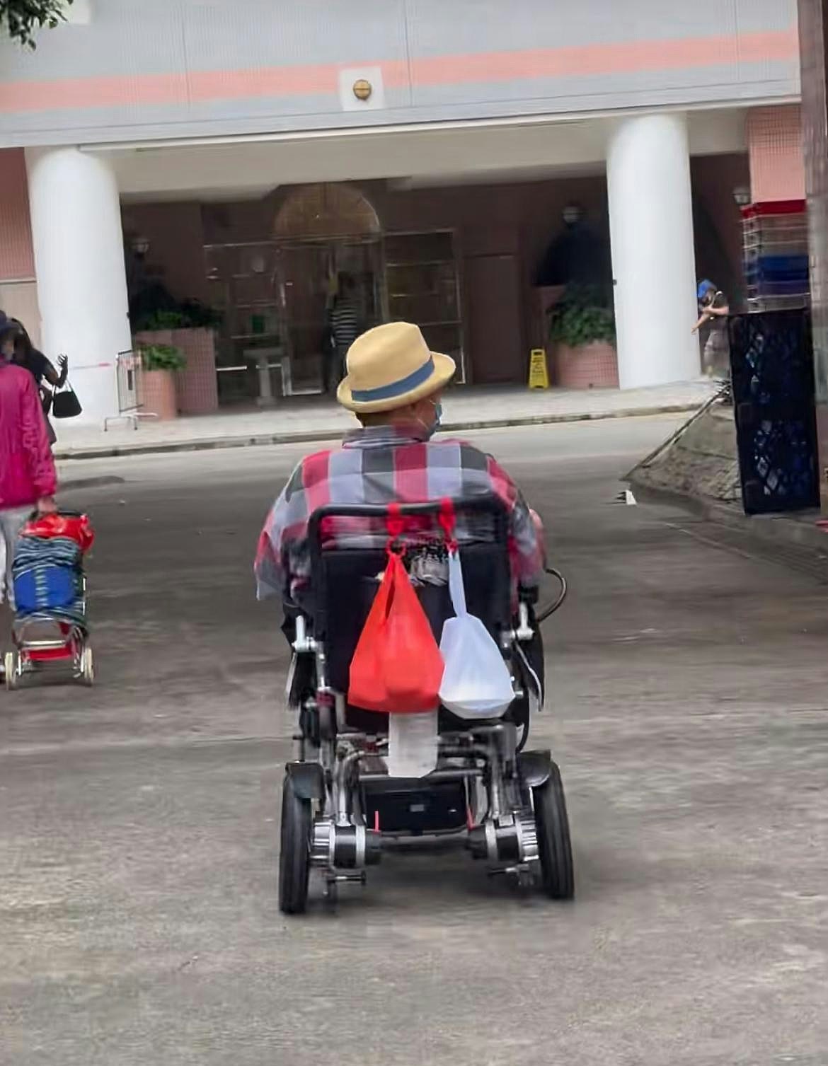 72岁影坛大哥独自坐轮椅上水买菜，半退休生活自得其乐（组图） - 6