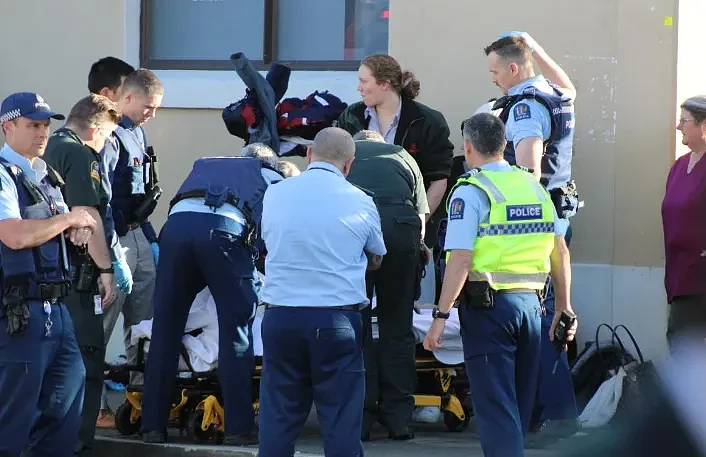 新西兰华人餐厅“酒瓶伤人案”判决引发舆论；16岁男孩被刺身亡！南岛公车站突发恶性事件...（组图） - 9