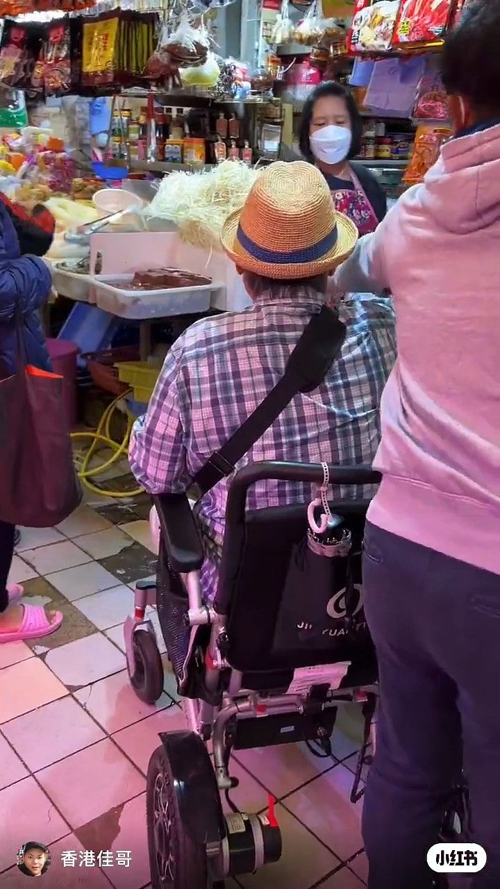 72岁影坛大哥独自坐轮椅上水买菜，半退休生活自得其乐（组图） - 4