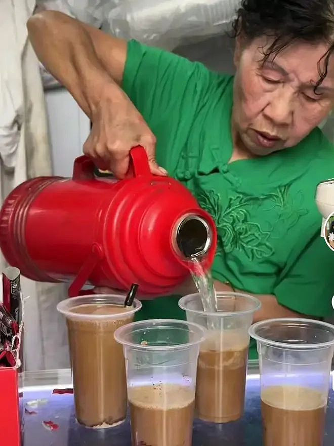热捧南京咖啡老太，短视频时代下集体降智（组图） - 5