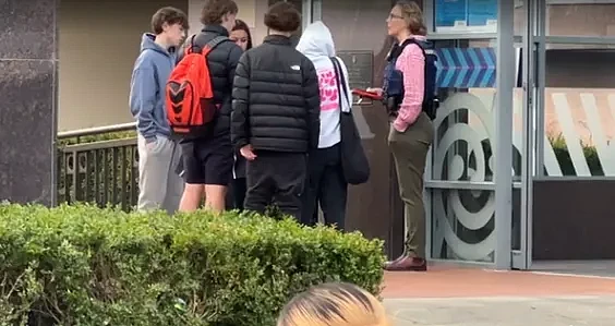 新西兰华人餐厅“酒瓶伤人案”判决引发舆论；16岁男孩被刺身亡！南岛公车站突发恶性事件...（组图） - 19