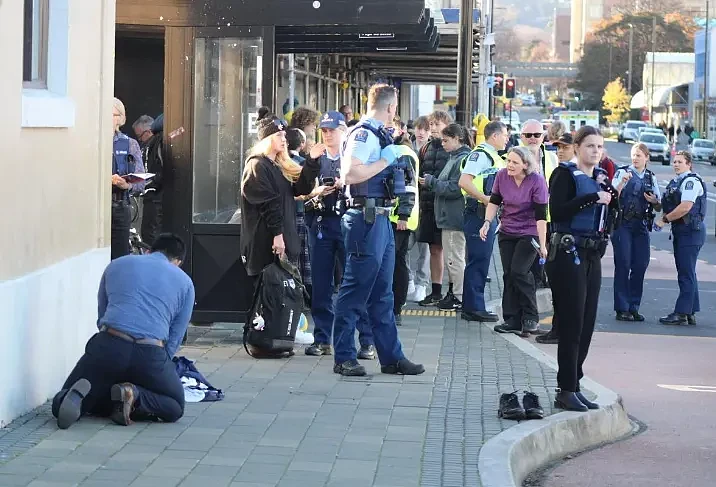 新西兰华人餐厅“酒瓶伤人案”判决引发舆论；16岁男孩被刺身亡！南岛公车站突发恶性事件...（组图） - 15