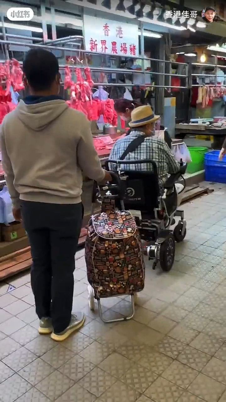 72岁影坛大哥独自坐轮椅上水买菜，半退休生活自得其乐（组图） - 3