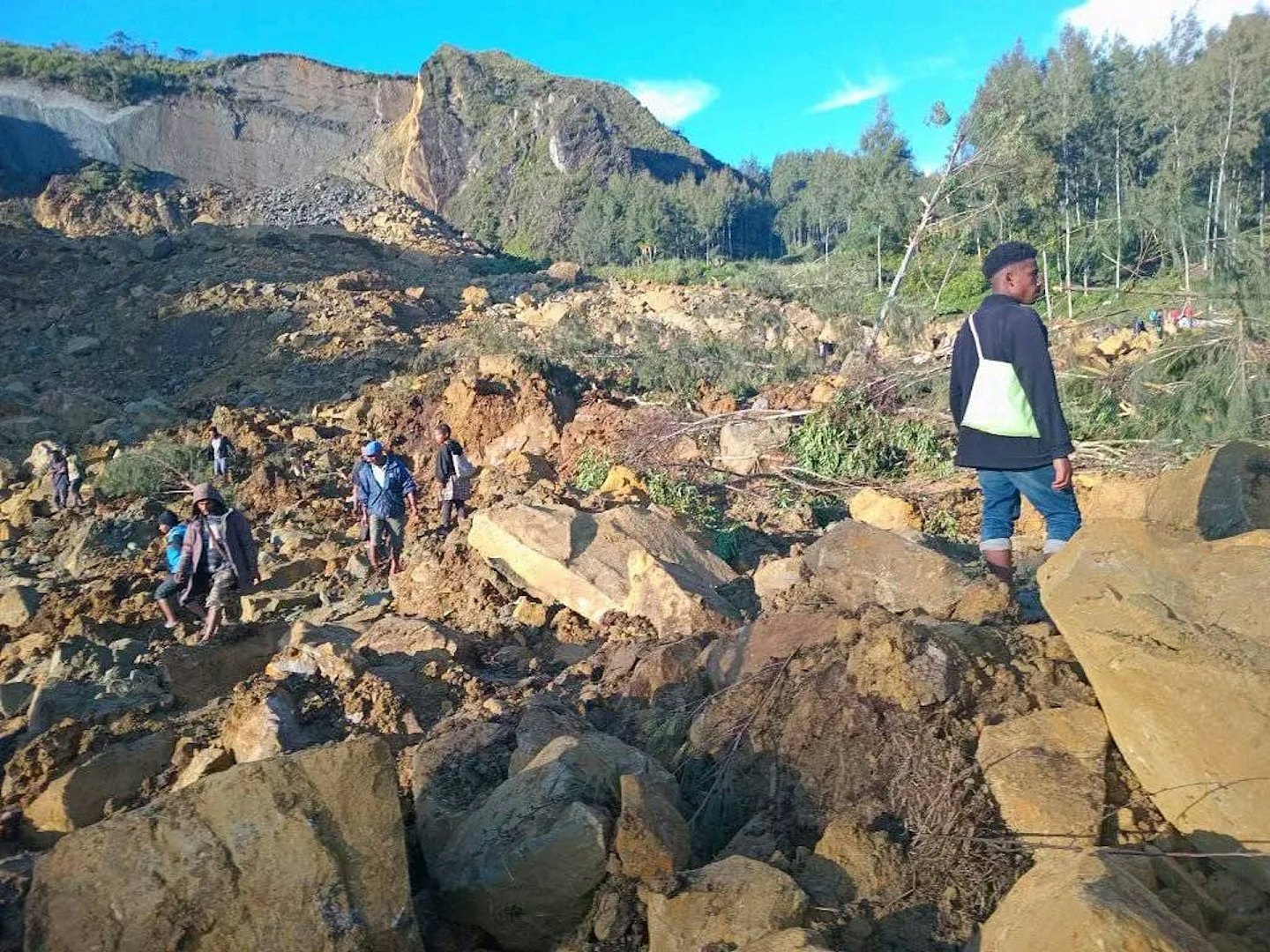 澳媒：巴布亚新几内亚北部村庄发生山体滑坡，约100人死亡（组图） - 1