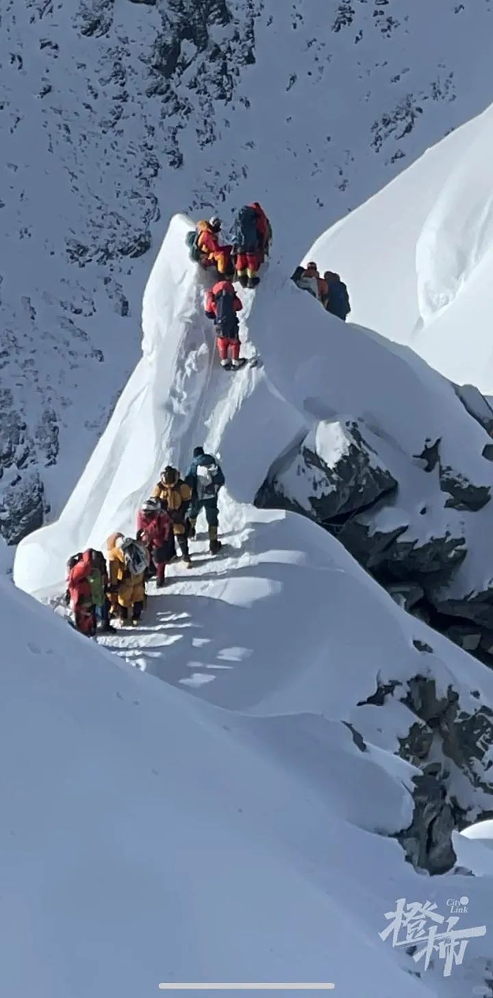 珠峰拥堵又出事，5人坠崖2人没爬上来！亲历者：脚下的雪突然塌陷……（组图） - 1