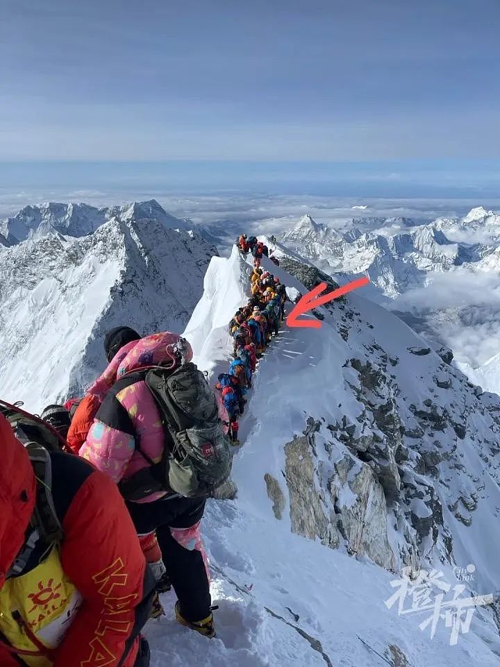 珠峰拥堵又出事，5人坠崖2人没爬上来！亲历者：脚下的雪突然塌陷……（组图） - 3