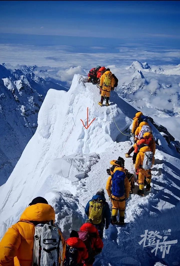 珠峰拥堵又出事，5人坠崖2人没爬上来！亲历者：脚下的雪突然塌陷……（组图） - 5