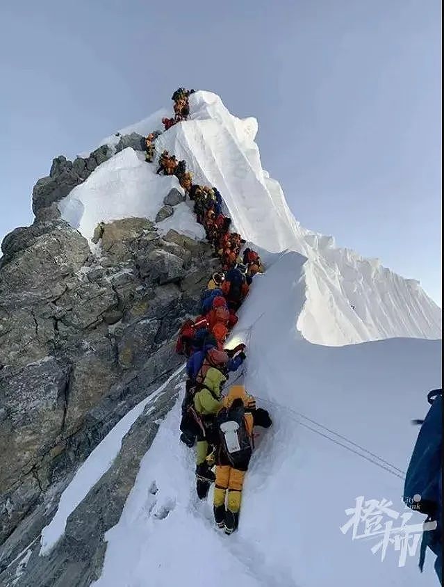 珠峰拥堵又出事，5人坠崖2人没爬上来！亲历者：脚下的雪突然塌陷……（组图） - 7