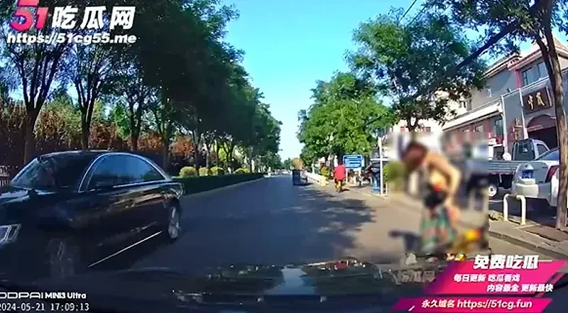 中国女子骑单车悲剧了！整件长裙被车轮绞死，乳房直接弹跳露出（视频/组图） - 2