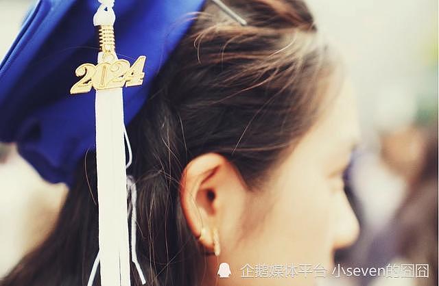 黄磊18岁女儿高中毕业证曝光，侧颜精致好看，完美继承父母颜值（组图） - 1