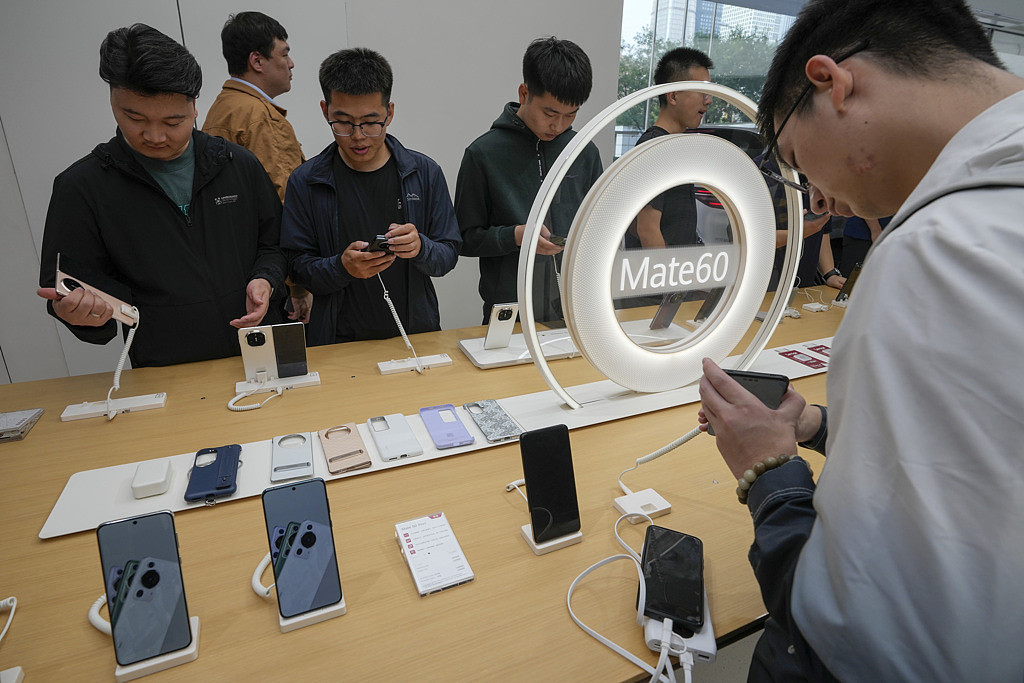华为手机时隔13个季度重回中国第一！苹果大跌25％滑落第5（组图） - 1
