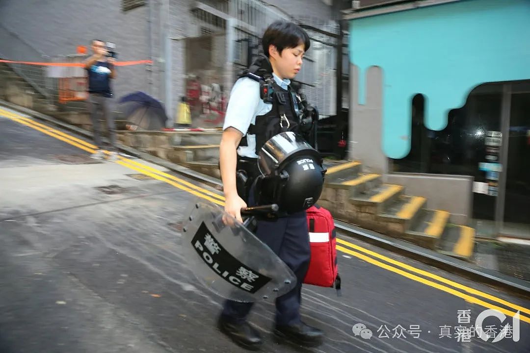 香港58岁躁夫挥刀斩妻女！53岁妻手残，12岁女受伤（组图） - 8