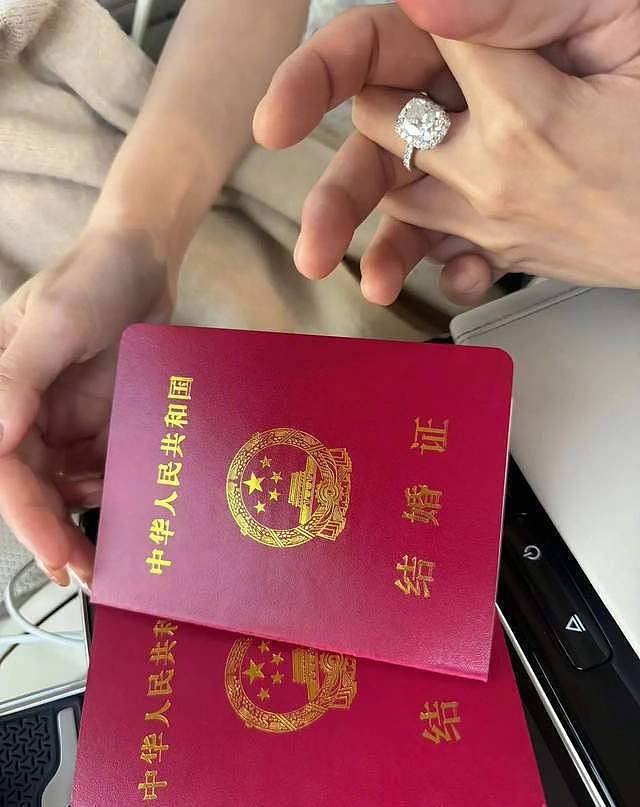 汪小菲晒结婚证官宣结婚，两人今天正式登记结婚，女方钻戒超夺目（组图） - 1