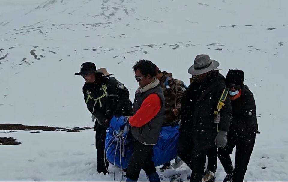 30岁驴友徒步贡嘎山遇难：海拔4500米雪山上，救援人员跪地前行转运遗体下山（组图） - 5