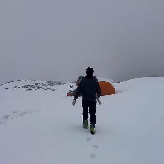 30岁驴友徒步贡嘎山遇难：海拔4500米雪山上，救援人员跪地前行转运遗体下山（组图） - 3