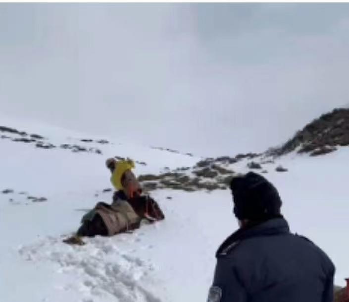 30岁驴友徒步贡嘎山遇难：海拔4500米雪山上，救援人员跪地前行转运遗体下山（组图） - 2