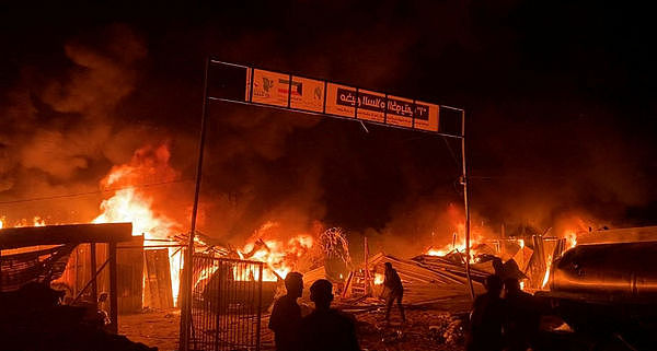 拉法难民营“大火狂烧”酿45死！以色列解释：炸弹碎片引燃油槽（组图） - 1
