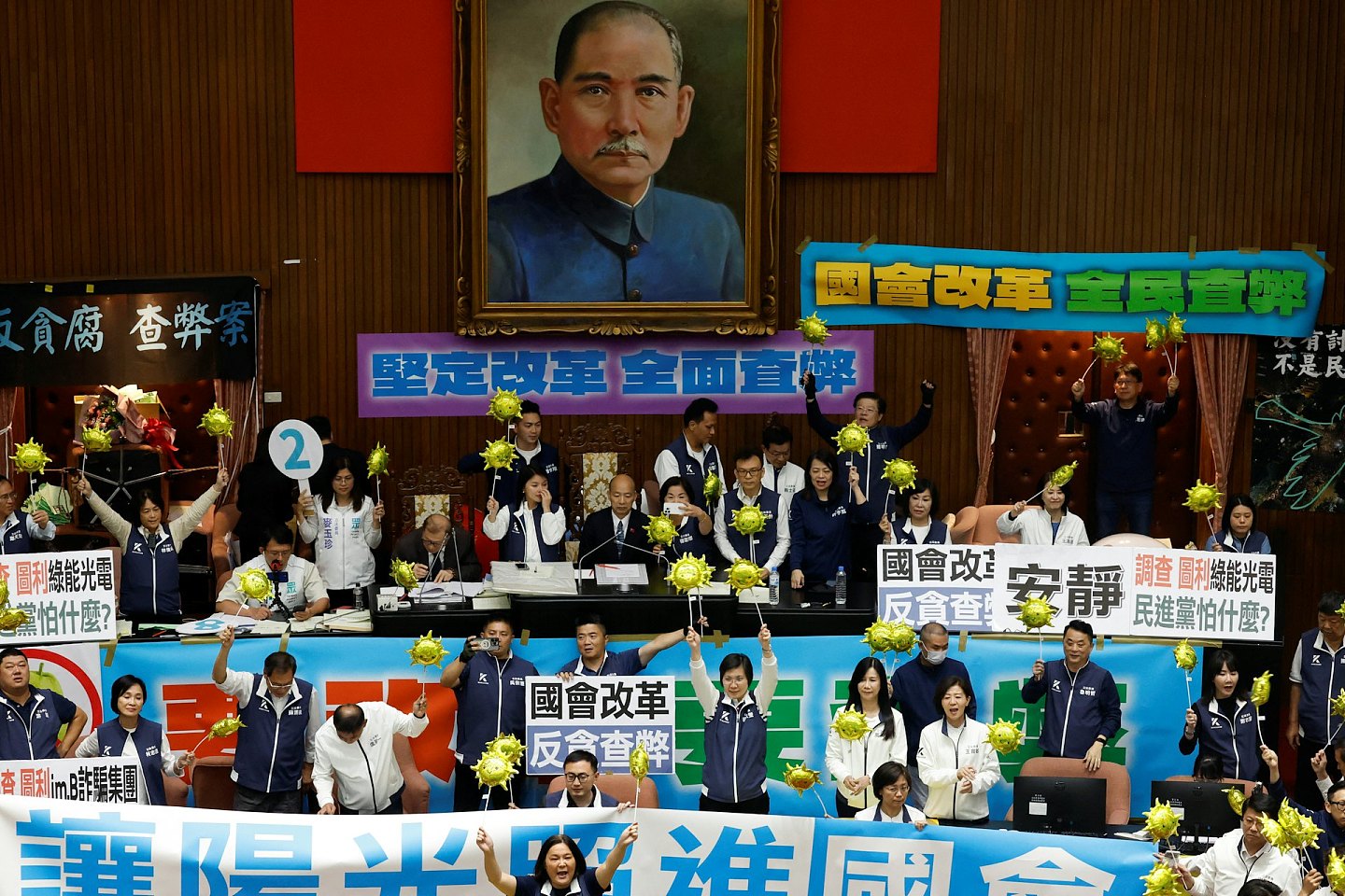 台湾立法院三读通过增列“藐视国会罪”，7万民众再夜围议会反扩权（组图） - 10
