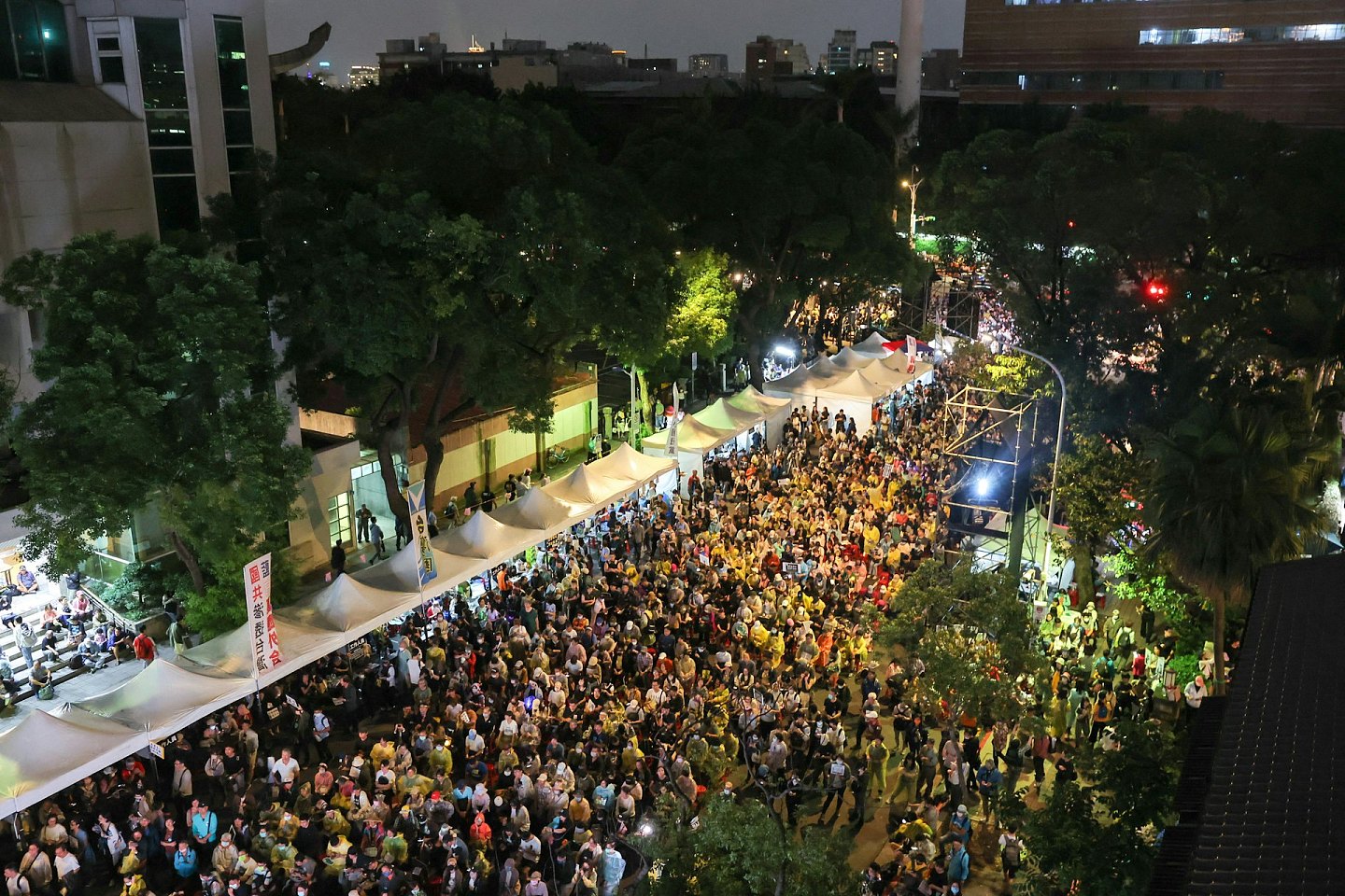台湾立法院三读通过增列“藐视国会罪”，7万民众再夜围议会反扩权（组图） - 2