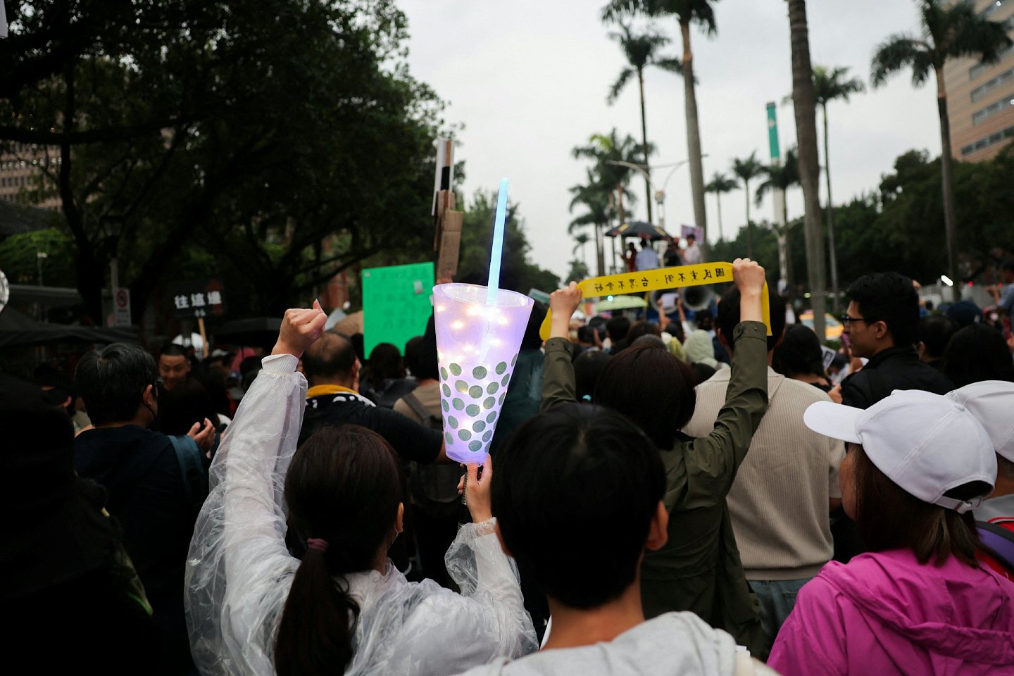 台湾立法院三读通过增列“藐视国会罪”，7万民众再夜围议会反扩权（组图） - 6