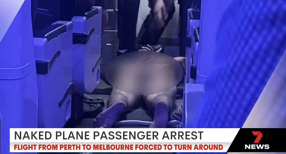 活久见系列！澳洲维珍航空惊现男子裸奔，狂砸驾驶舱门，迫使航班返航，大量乘客被迫改签航班（组图） - 1
