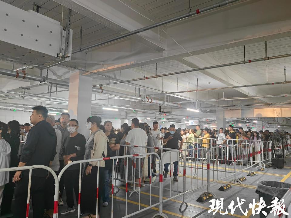南京Costco开业首日人山人海：排队一个多小时才进场，爱马仕包秒光（视频/组图） - 1