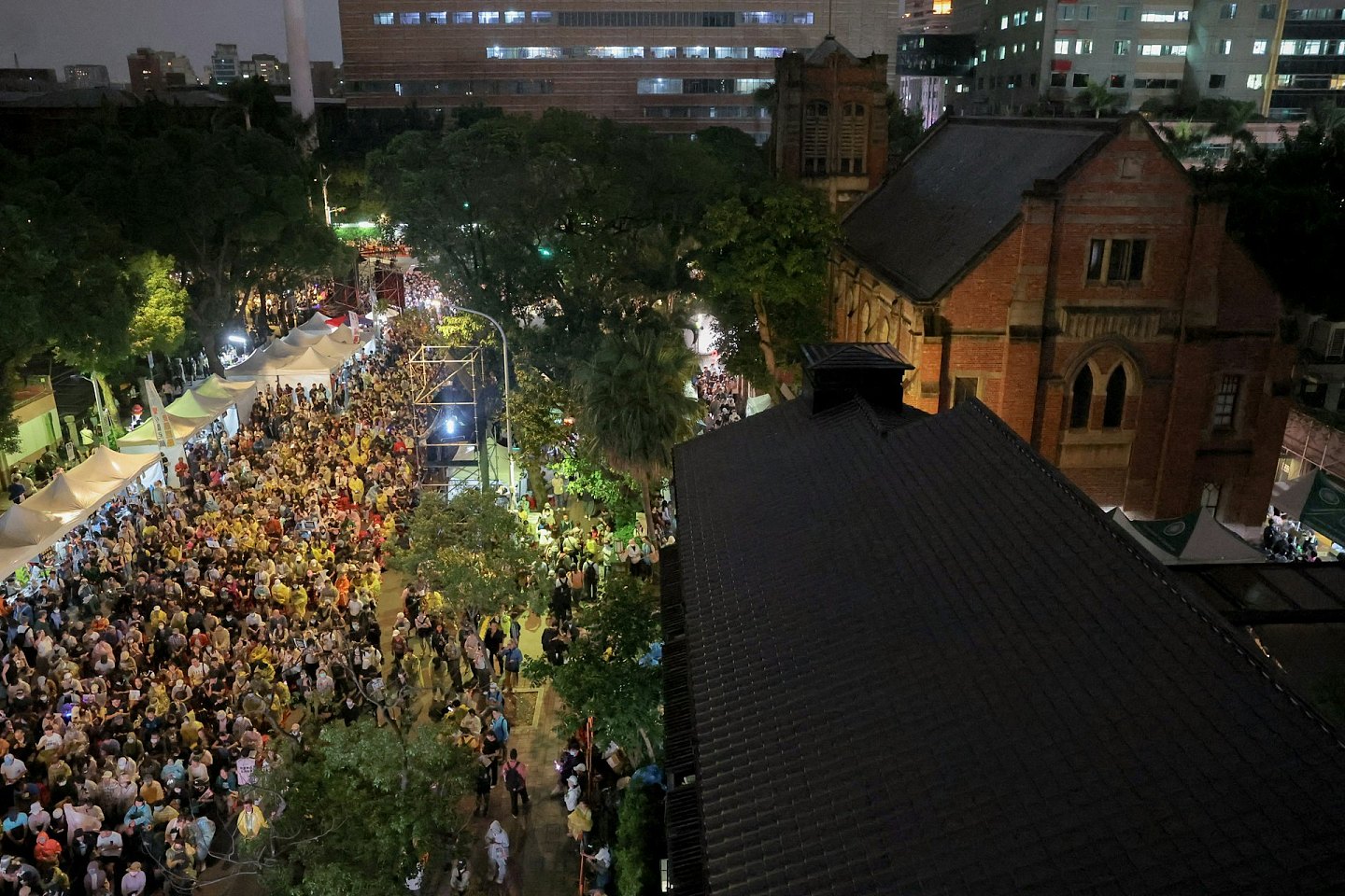 台湾立法院三读通过增列“藐视国会罪”，7万民众再夜围议会反扩权（组图） - 3
