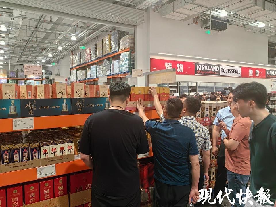 南京Costco开业首日人山人海：排队一个多小时才进场，爱马仕包秒光（视频/组图） - 3