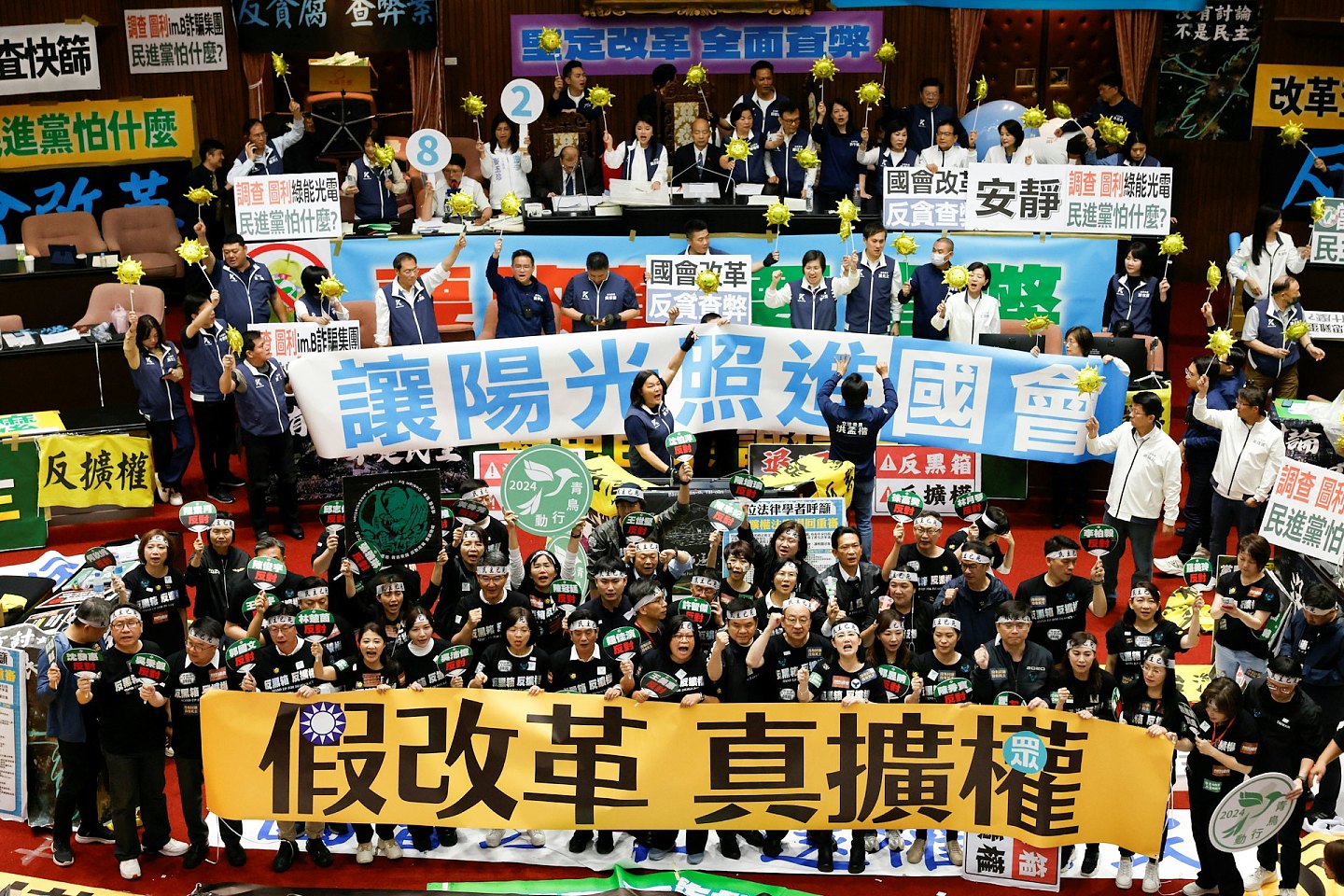 台湾立法院三读通过增列“藐视国会罪”，7万民众再夜围议会反扩权（组图） - 8