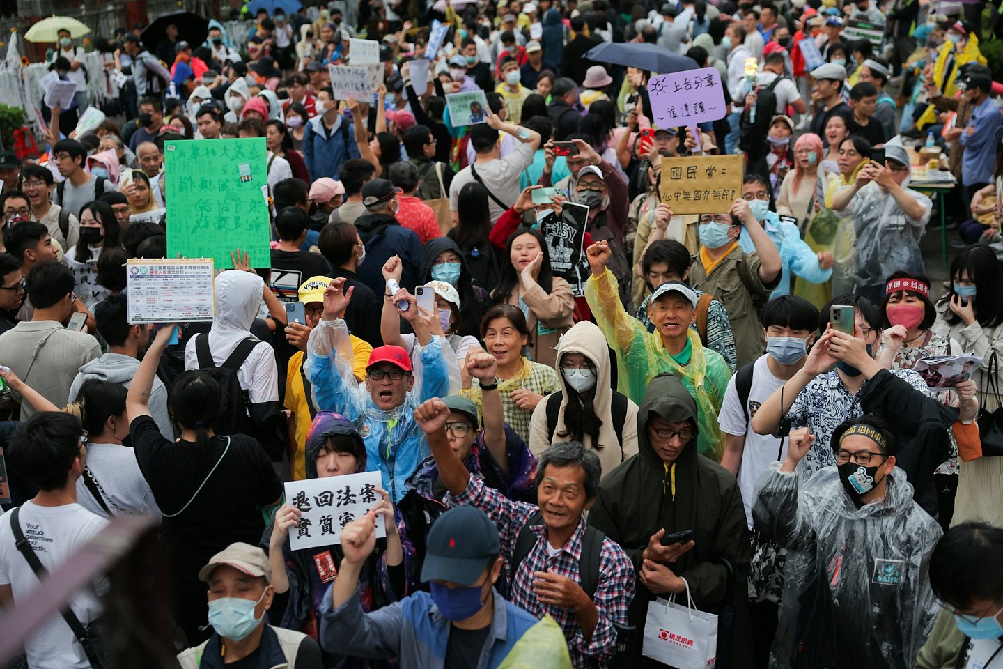 台湾立法院三读通过增列“藐视国会罪”，7万民众再夜围议会反扩权（组图） - 4