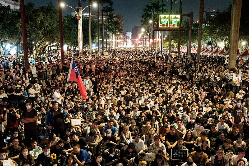 纽时：立法院打架、数万人街头抗议：台湾政治怎么了（组图） - 1