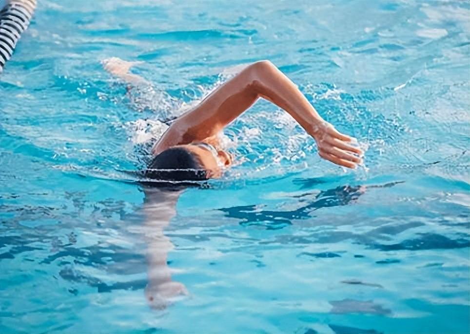 37岁女子每天坚持游泳，10年从未间断，去医院检查身体有何变化（组图） - 1