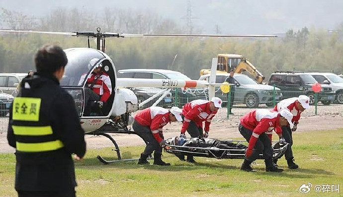 中国红十字直升机为网红送烤全羊！称“私人飞机”遭呛：信用破产（组图） - 6