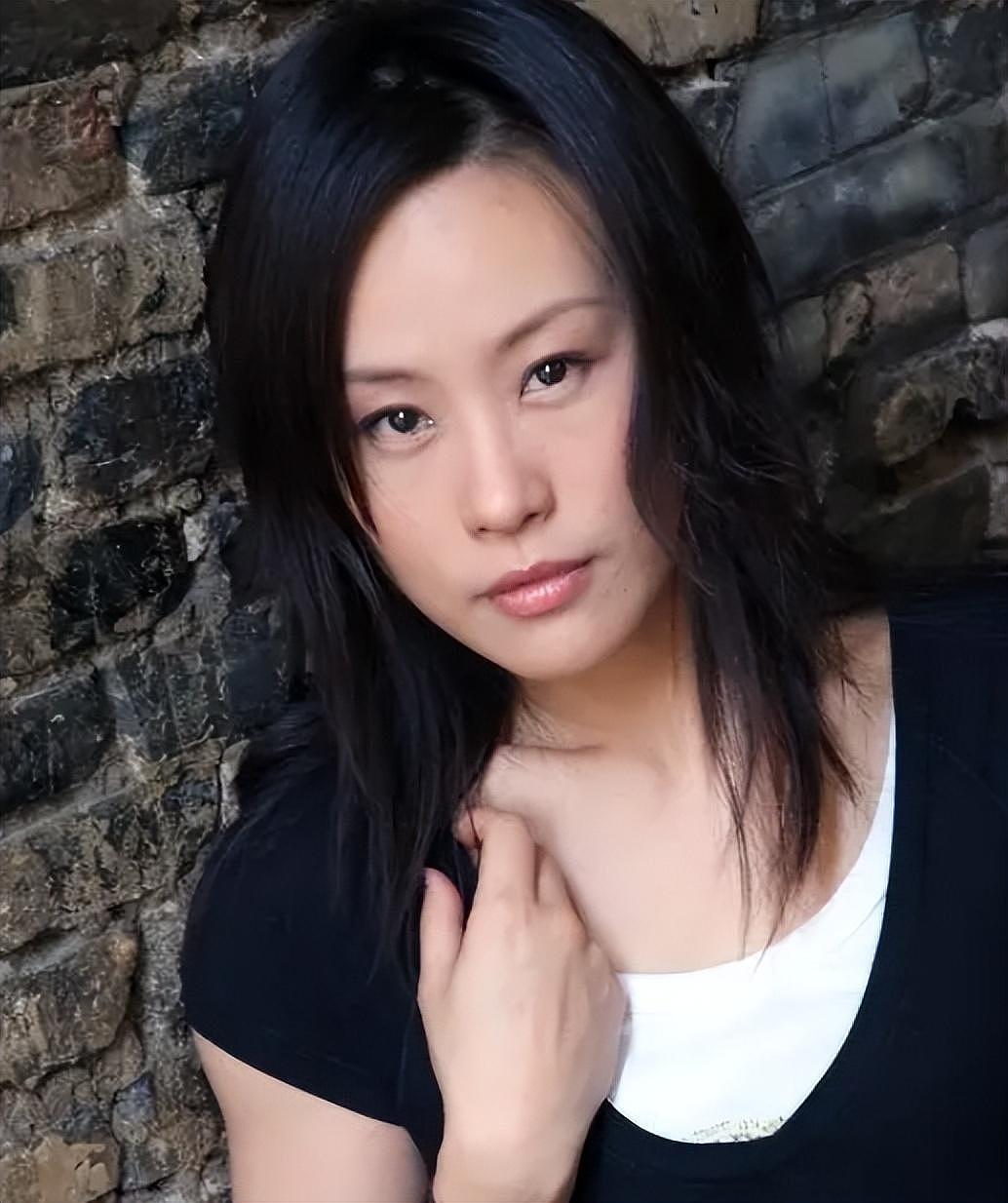 她是最性感的华裔女星，20岁孤身闯好莱坞，10年后嫁美国秃头导演（组图） - 2
