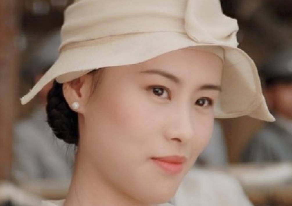 她是最性感的华裔女星，20岁孤身闯好莱坞，10年后嫁美国秃头导演（组图） - 13
