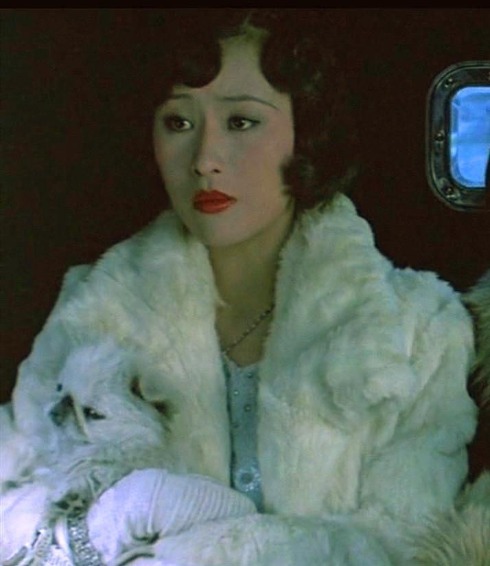 她是最性感的华裔女星，20岁孤身闯好莱坞，10年后嫁美国秃头导演（组图） - 19
