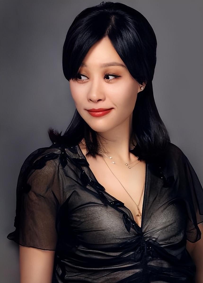 她是最性感的华裔女星，20岁孤身闯好莱坞，10年后嫁美国秃头导演（组图） - 20