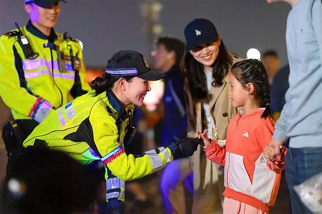 上海外滩“最美女警“火出圈：我不是交警腰带是黑的（组图） - 3