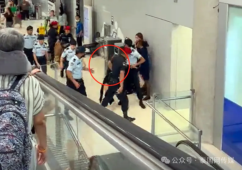 中国游客刚到泰国曼谷，在机场亲眼目睹“同胞”被捕？现场惨叫声不断？（视频/组图） - 9