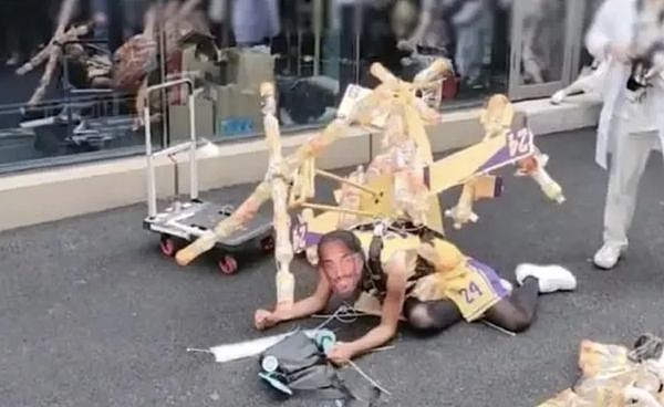 中国Coser模仿Kobe坠机身亡，网友超怒开骂：一点也不好笑（视频/图） - 1