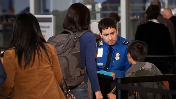 武装警卫护送上飞机、五年禁入境！20多名中国留学生遭遣返回国（组图） - 1