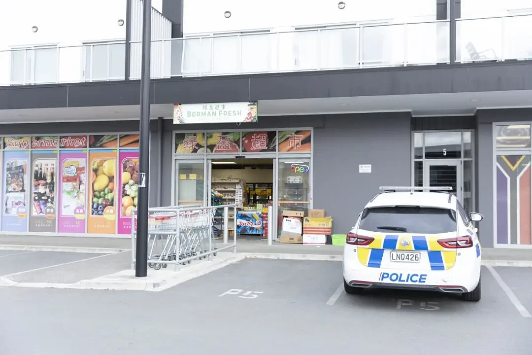 新西兰华人超市突遇3人打劫！华人大姐用这一招，劫匪落荒而逃…（组图） - 9
