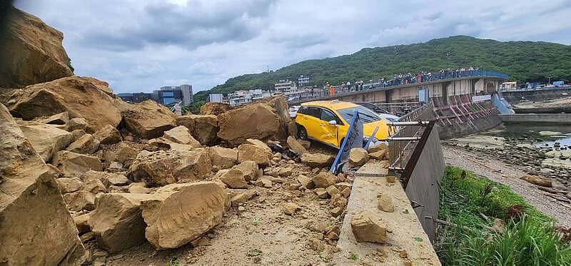 骇人画面视频曝！台湾基隆潮境公园入口“半片山”土石崩落！10车被波及2人一度被困受伤送院（视频/组图） - 7