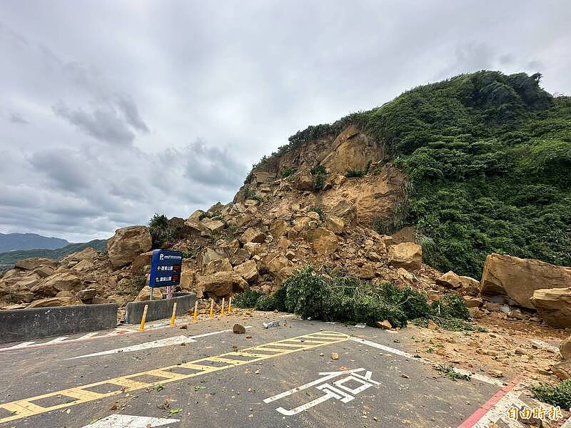 骇人画面视频曝！台湾基隆潮境公园入口“半片山”土石崩落！10车被波及2人一度被困受伤送院（视频/组图） - 1