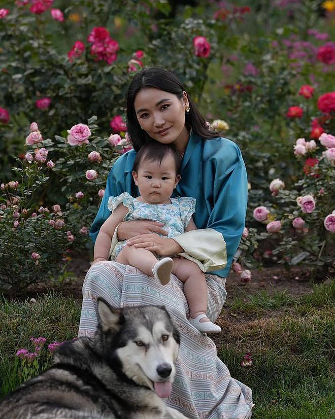 34岁不丹王后怀抱女儿庆生，肉嘟嘟的小公主很可爱，爱犬首次露面（组图） - 3